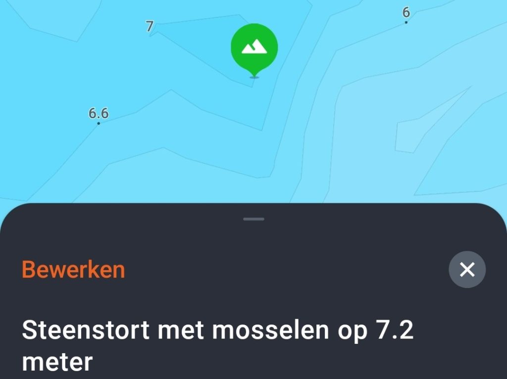 Ablesen der Tiefe auf dem Echolot